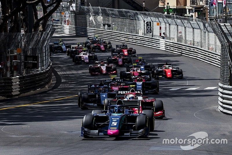 Alexander Albon, DAMS, devant Nyck De Vries, PREMA Racing et le reste du peloton au départ