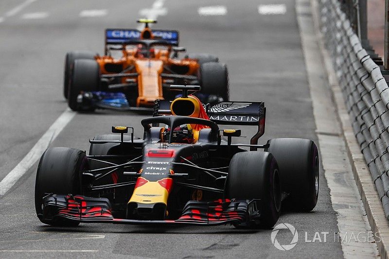 Daniel Ricciardo, Red Bull Racing RB14, devant Stoffel Vandoorne, McLaren MCL33