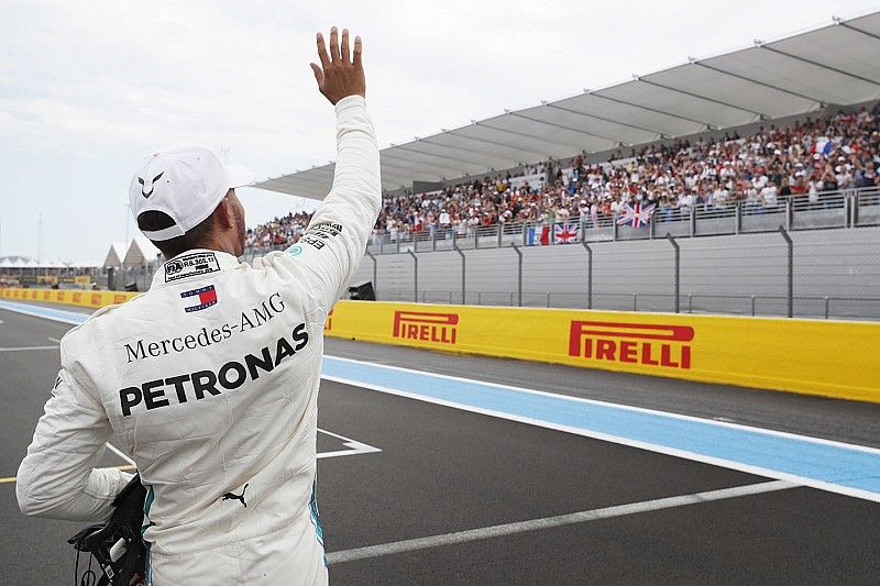 Hamilton scherzt: "Mache 2019 einen Fernglas-Stand auf"