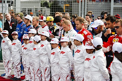 Az F1-es versenyzők ismét együtt repültek Bakuba