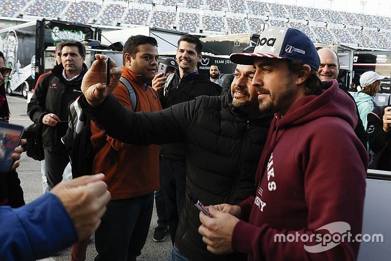 Fernando Alonso, United Autosports taraftarlar ile