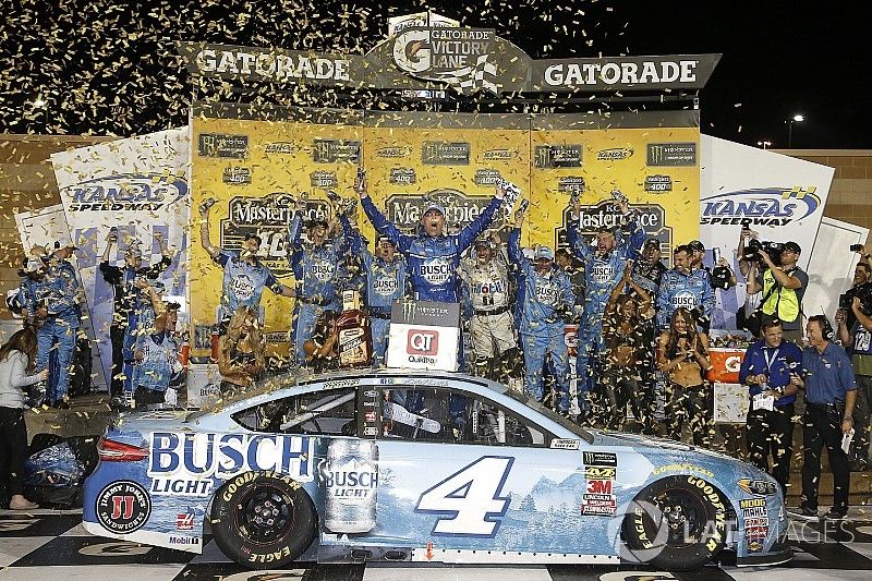 Il vincitore della gara Kevin Harvick, Stewart-Haas Racing, Ford Fusion Busch Light