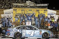 Harvick beffa Truex alla fine e conquista il successo in Kansas