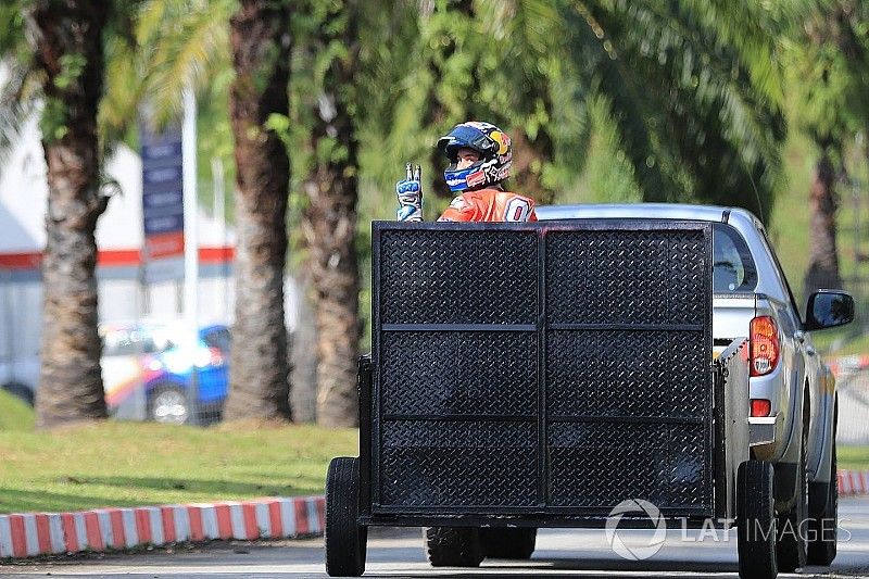 Andrea Dovizioso vuelve al box e indica que está bien tras caerse