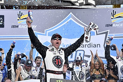 Harvick segura Busch e vence terceira seguida na NASCAR