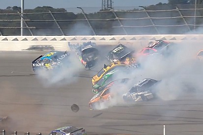 Video: Brokkenrace in Talladega