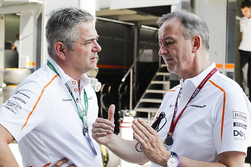 Gil de Ferran, sportief directeur, McLaren, met Jonathan Neale, Managing Director, McLaren