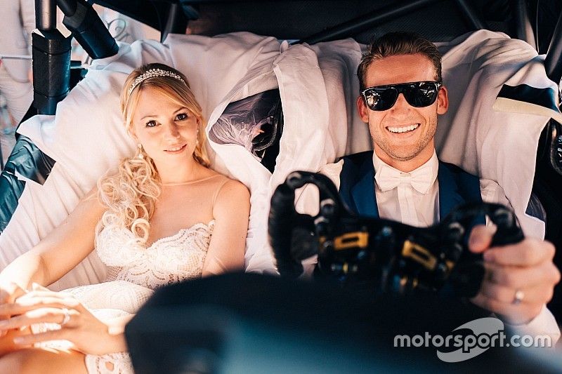 Гонщик Mercedes женился: свадебным экипажем стала машина DTM