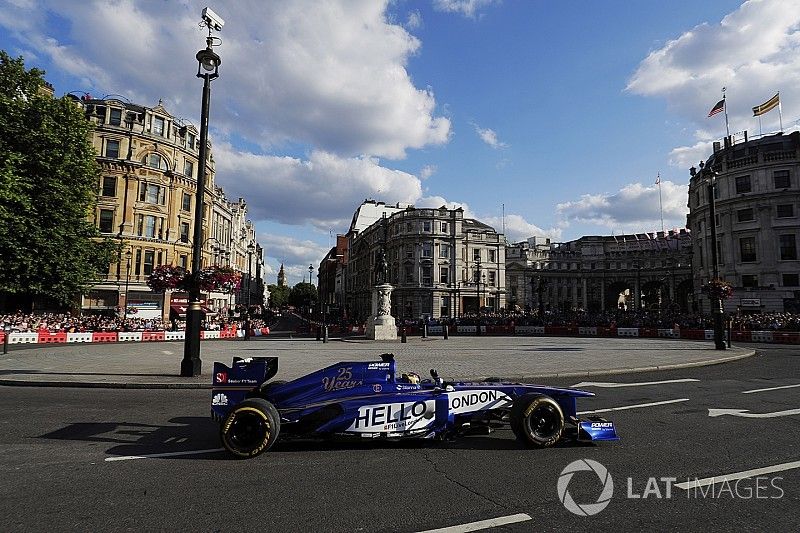 En 2018, espectáculos por las ciudades...¡con coches de F1 actuales!