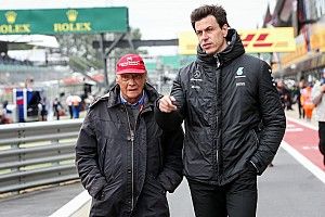 Wolff brengt eerbetoon aan Lauda: “Onvervangbare held”