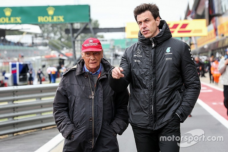 Wolff brengt eerbetoon aan Lauda: “Onvervangbare held”