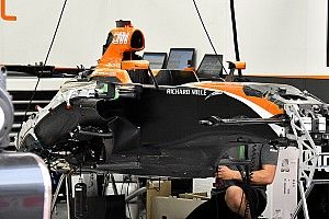 McLaren: a destra radiatore acqua e scambiatore di calore