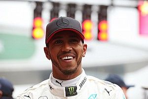 Hamilton apoya a Alonso: "A mí me gustaría hacer MotoGP"