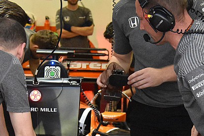 McLaren: ad Alonso si era rotto il pedale del freno della MCL32