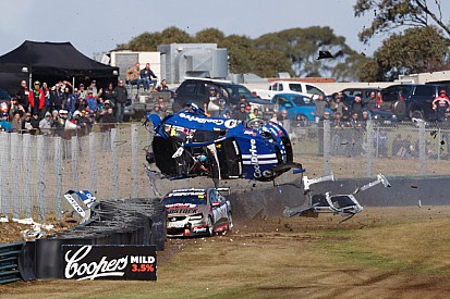 V8 Supercars opgeschrikt door zware klapper in Sandown