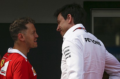 Mercedes: ha Vettel visszautazhatna az időben, máshogy cselekedne