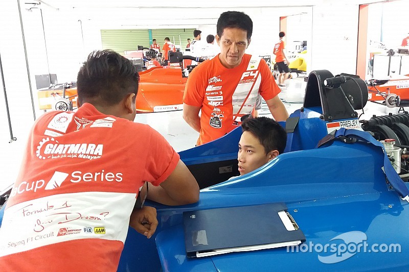 Presley Martono nyaman dengan mobilnya di Sentul