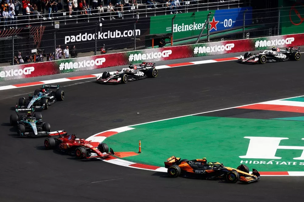 Lando Norris, McLaren MCL38, Charles Leclerc, Ferrari SF-24, Lewis Hamilton, Mercedes F1 W15, George Russell