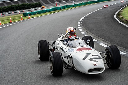 Verstappen si diverte sulla Honda del 1965 di Richie Ginther
