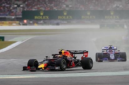 Videón, ahogy Gasly hátulról belehajt Albonba Hockenheimben