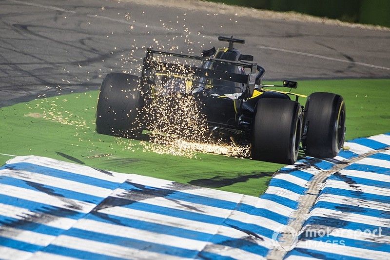 Daniel Ricciardo, Renault F1 Team R.S.19, runs wide