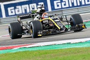 Renault en Doornbos vermaken publiek in Assen met Formule 1-actie