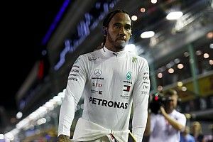 Hamilton kiverte egy rajongó kezéből a telefont, így kért bocsánatot