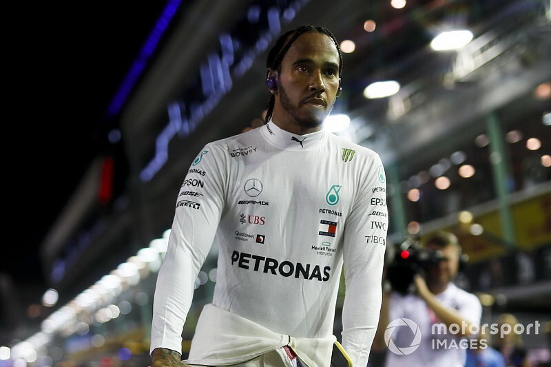 Hamilton kiverte egy rajongó kezéből a telefont, így kért bocsánatot