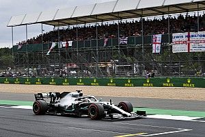 Hamilton bedankt team voor winst: "Was nooit gelukt zonder hen"