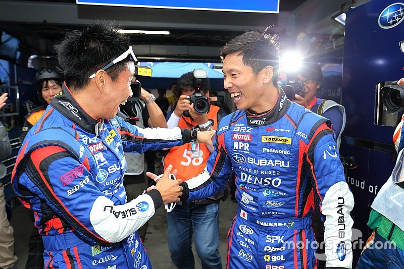抜群のコンビネーションでポール奪取、61号車の井口&山内がお互いを讃え合う