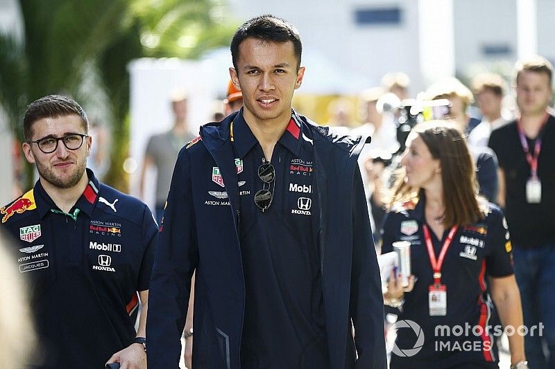 Albon a bokszból indulva menetelt át a mezőnyön