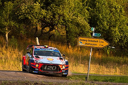Neuville walczy z Tanakiem, Meeke blisko Ogiera