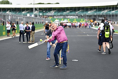 Óriási: az ex-F1-es versenyző bevetődött a tömegbe