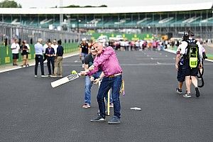Óriási: az ex-F1-es versenyző bevetődött a tömegbe