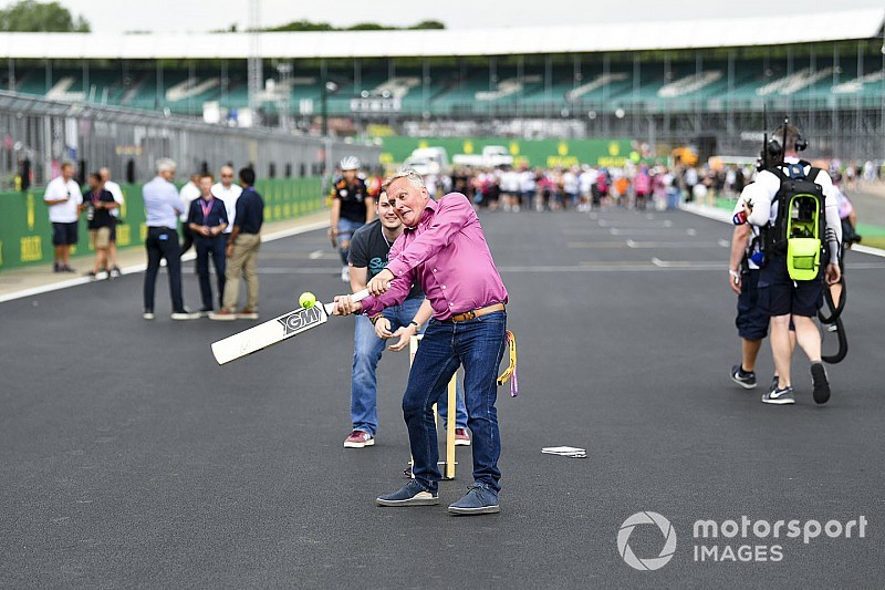 Óriási: az ex-F1-es versenyző bevetődött a tömegbe
