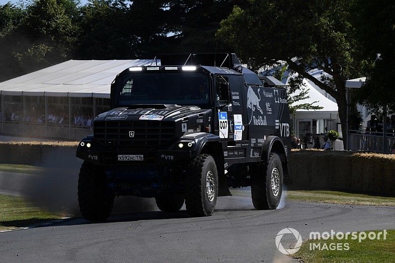 Дрифт на КамАЗе и «пончики» на Mercedes Ф1: яркие видео с Фестиваля скорости в Гудвуде