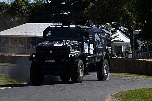 Дрифт на КамАЗе и «пончики» на Mercedes Ф1: яркие видео с Фестиваля скорости в Гудвуде