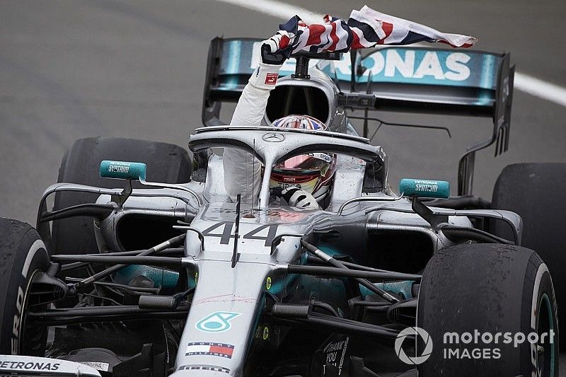 Lewis Hamilton, Mercedes AMG F1 W10, 1vainqueur, avec son drapeau national