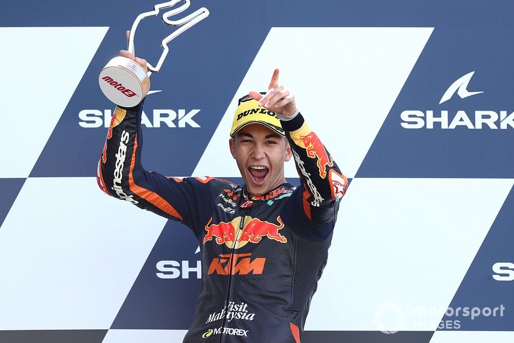 Raúl Fernández s'impose au Mans, Sam Lowes à la faute