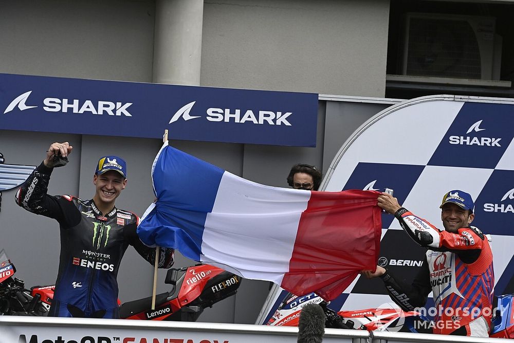 Los pilotos franceses segundo lugar Johann Zarco, Pramac Racing y el tercer lugar Fabio Quartararo, Yamaha Factory Racing posan con la bandera de Francia