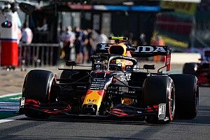 Sergio Pérez sale desde el pitlane en el GP de Gran Bretaña de F1