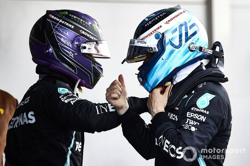 Lewis Hamilton, Mercedes, vainqueur et Valtteri Bottas, Mercedes, 3ᵉ, se félicitent dans le parc fermé