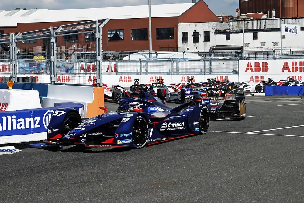 Nick Cassidy, Envision Virgin Racing, Audi e-tron FE07, Jean-Eric Vergne, DS Techeetah, DS E-Tense FE21 Sebastien Buemi, Nissan e.Dams, Nissan IMO2, the rest of the field on the opening lap