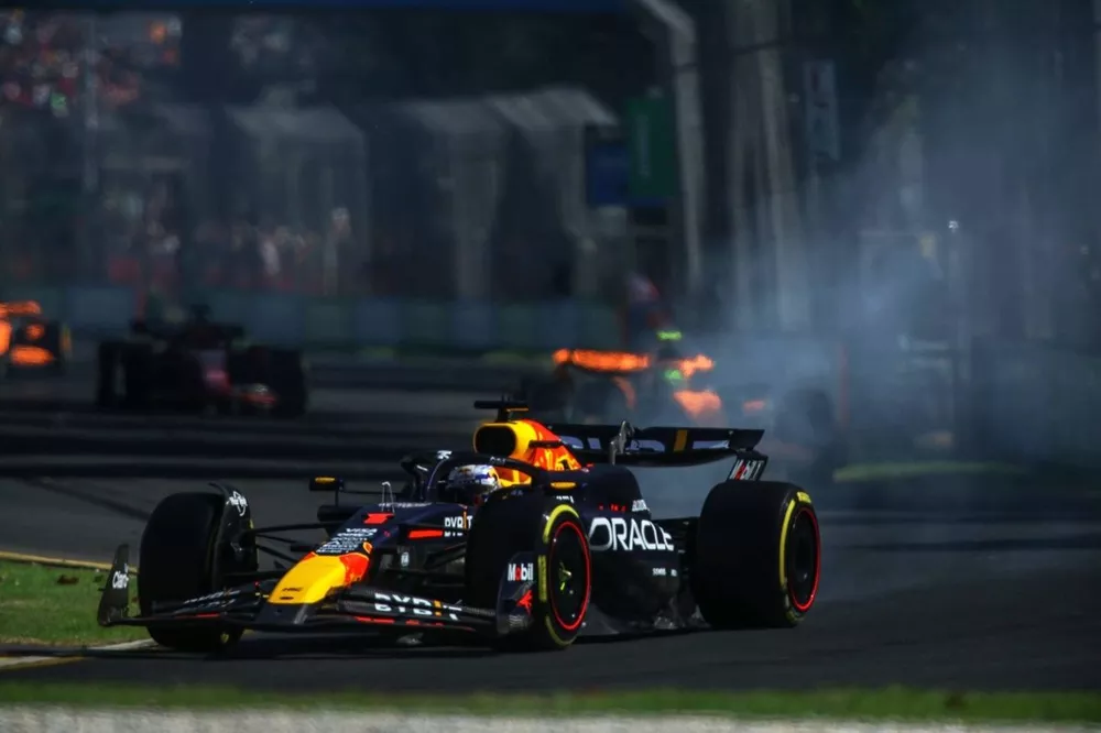 Sale humo de la parte trasera de Max Verstappen, Red Bull Racing RB20, cuando se retira de la carrera