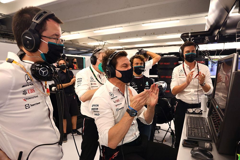 Toto Wolff, Team Principal and CEO, Mercedes AMG, and the Mercedes team applaud the efforts of Lewis Hamilton, Mercedes, 3rd position, from the garage