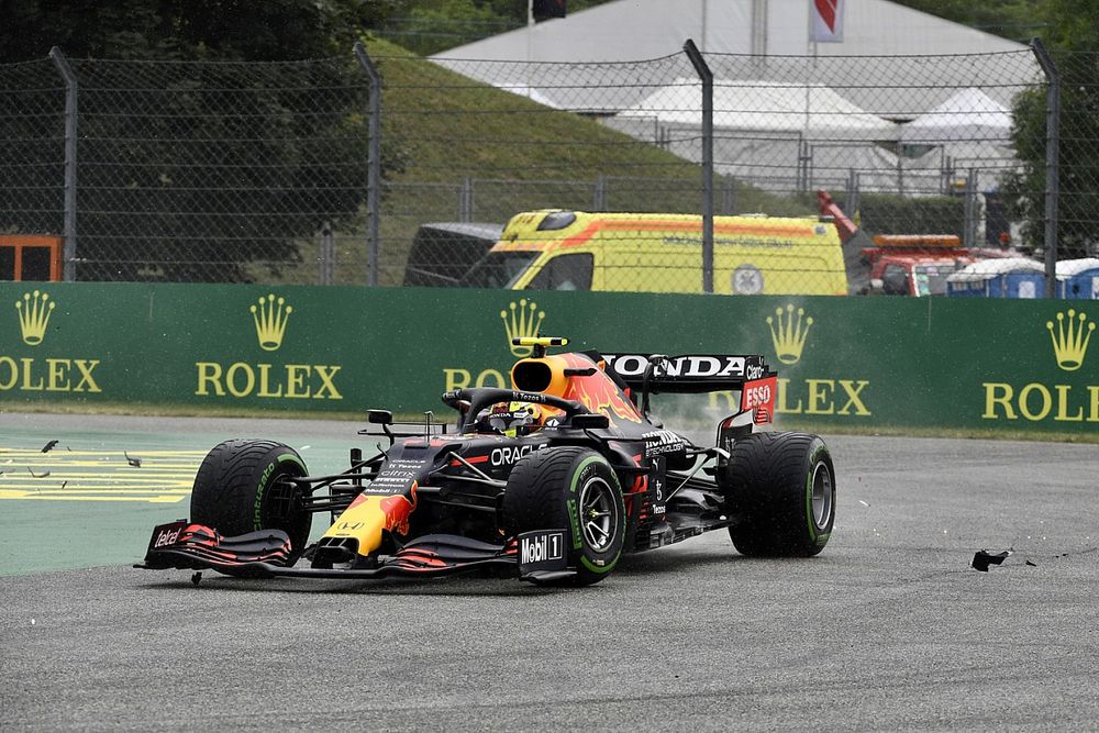 Sergio Pérez, Red Bull Racing RB16B, se ve envuelto en una colisión en la salida