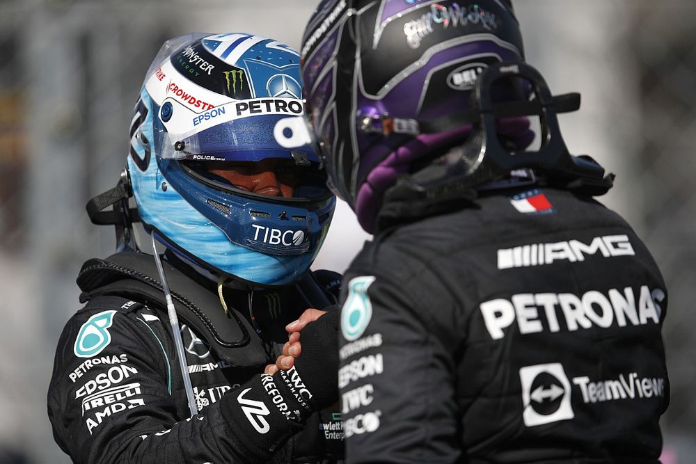 Pole man Lewis Hamilton, Mercedes, en Valtteri Bottas, Mercedes, feliciteren elkaar na het veiligstellen van de eerste rij