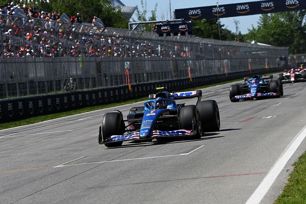 Esteban Ocon, Alpine A522, Alex Albon, Williams FW44