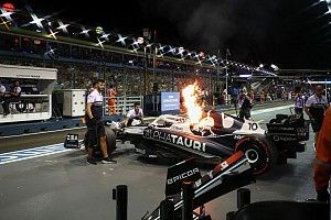 Ritkán látott jelenet a szingapúri bokszban: így kapott lángra Pierre Gasly autója (videó)