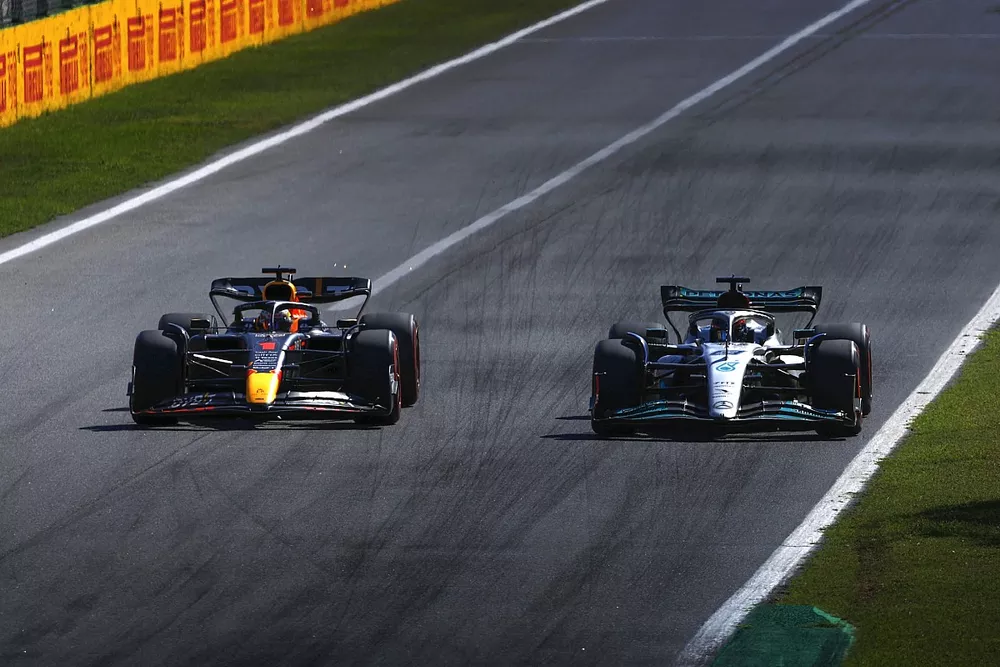 Max Verstappen, Red Bull Racing RB18, passe George Russell, Mercedes W13